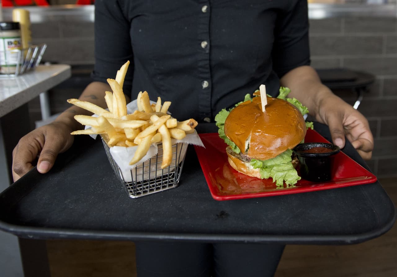 Permitirán papas fritas y refrescos en almuerzos escolares