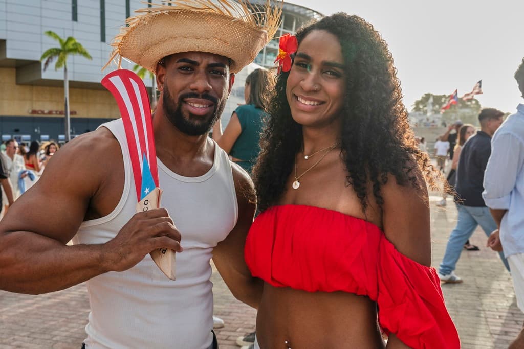 <b>Revitalización cultural a través de la música tradicional:</b>
<br>Durante los conciertos, Bad Bunny incorpora géneros folklóricos como bomba y plena en su espectáculo, con músicos y bailarines vestidos con atuendos típicos, lo que ha impulsado un renovado interés por estas tradiciones entre jóvenes y turistas.