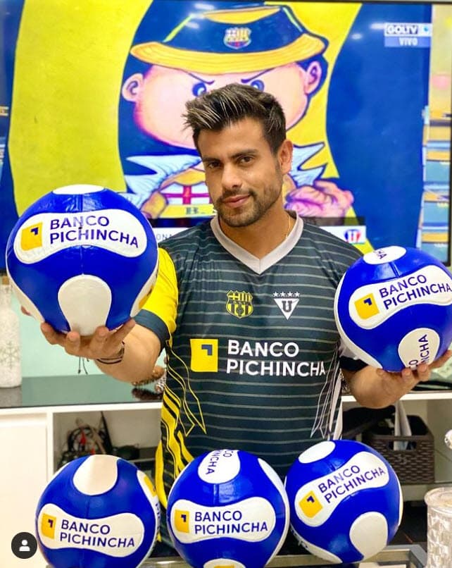 En su adolescencia se inclinó por el deporte, fue parte de la selección sub 12 de fútbol.
<br>