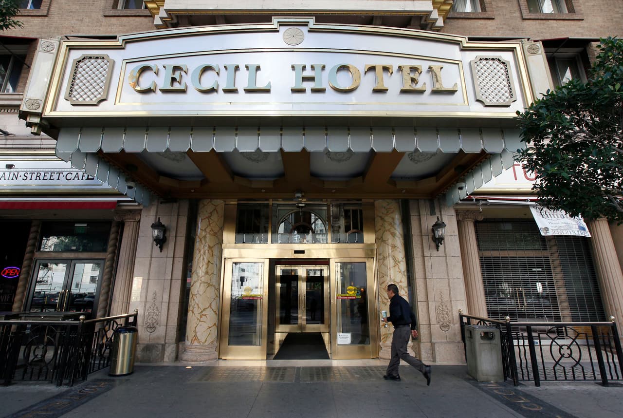<h2 class="cms-H2-H2"><b>The Cecil Hotel, Los Ángeles</b></h2>
<br>
<br>El Cecil se ha vuelto tristemente célebre en los últimos años después de que se 
<b>descubriera el cuerpo de la estudiante universitaria desaparecida</b> Elisa Lam en un tanque de agua cerrado en el techo del hotel. El edificio de 600 habitaciones, construido en la década de 1920, alguna vez fue un destino popular para los ricos y famosos. Pero luego se hizo conocido por el crimen, incluso fue un hogar temporal para los
<b> asesinos seriales como Richard Ramírez y Jack Unterweger</b>.