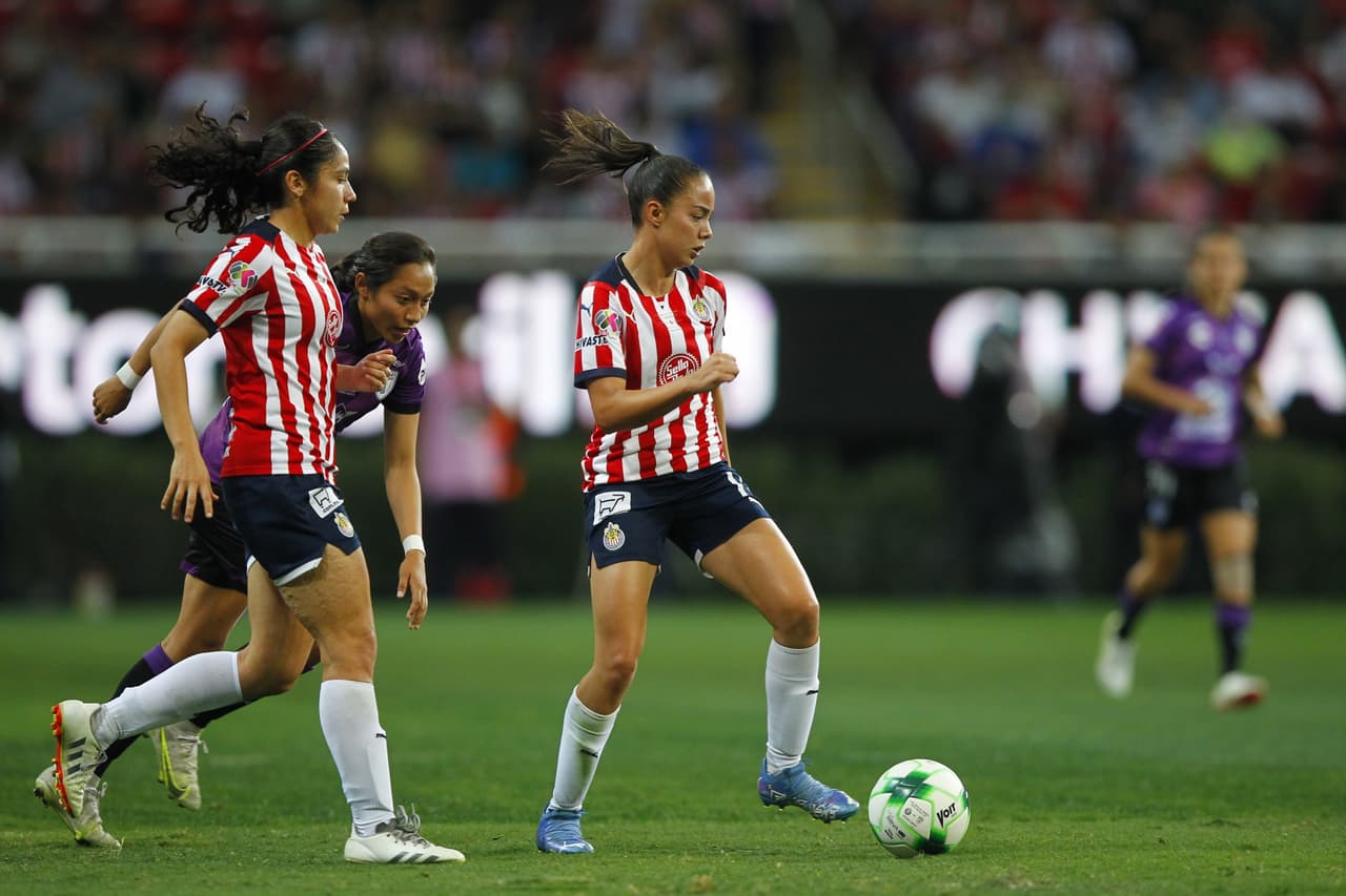 Chivas cayó en la vuelta, pero se impuso en el global gracias al triunfo en la ida y Blanca Félix se erigió como la heroína tras atajarle un penal a Charlyn Corral.