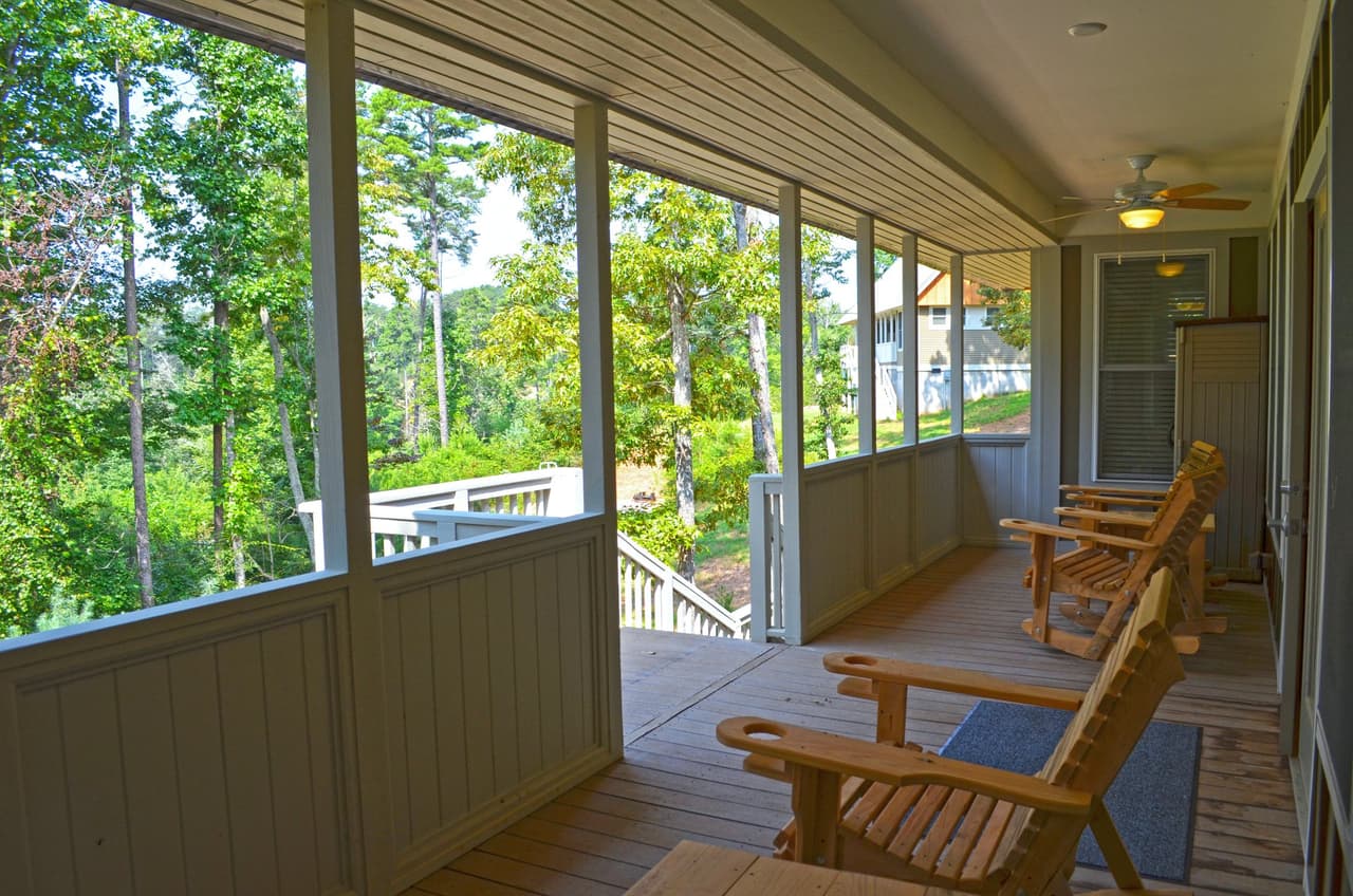 El parque cuenta con ocho cabañas de 2 dormitorios. Estas cabañas pueden acomodar hasta 8 personas, con dos camas tamaño queen en cada dormitorio y una chimenea a leña y televisión por cable en la sala de estar. La cocina completa viene con electrodomésticos, platos, utensilios, ollas y sartenes, cafetera y microondas.