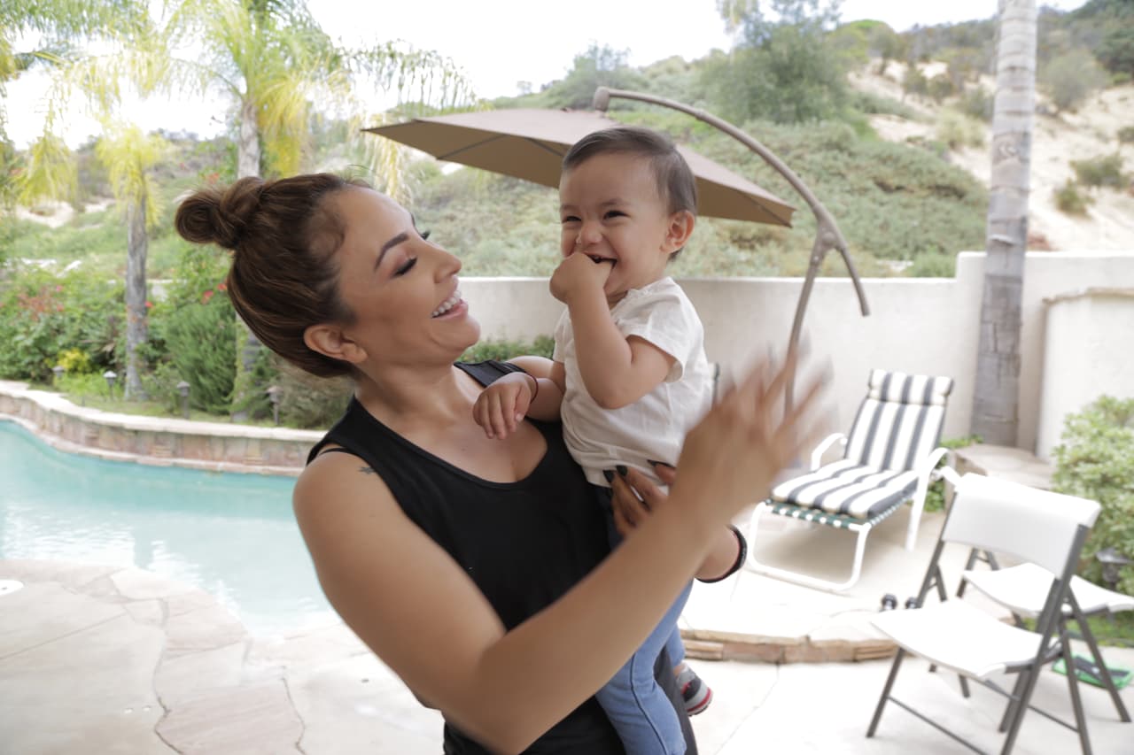 Las muecas demuestran que es un niño alegre.