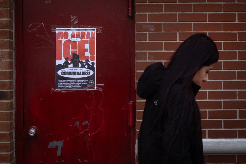 Grupos de derechos de inmigrantes respondieron presentando una demanda contra ICE el sábado, buscando una orden judicial para prohibir ciertos tipos de redadas migratorias en la ciudad.