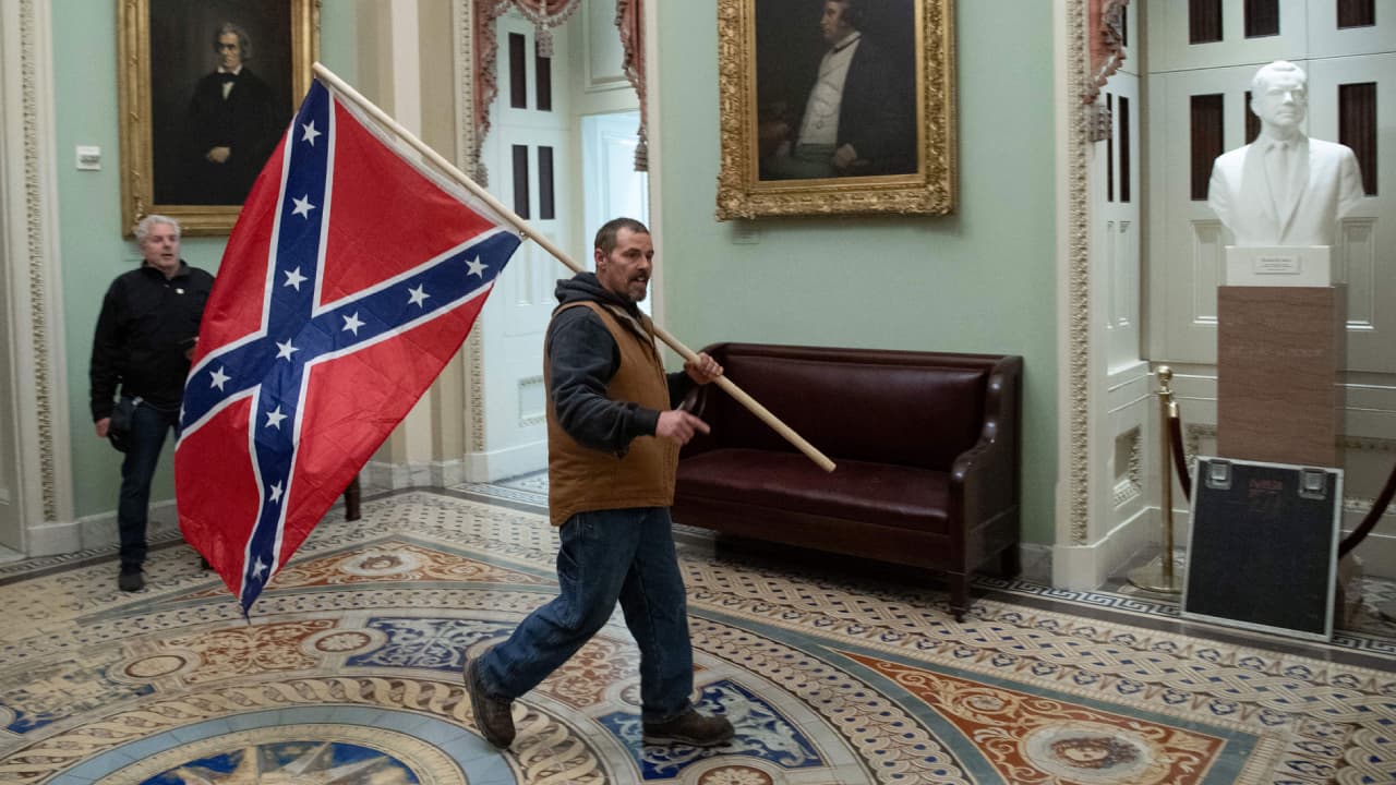 Hombre visto portando bandera confederada en Capitolio arrestado en Delaware