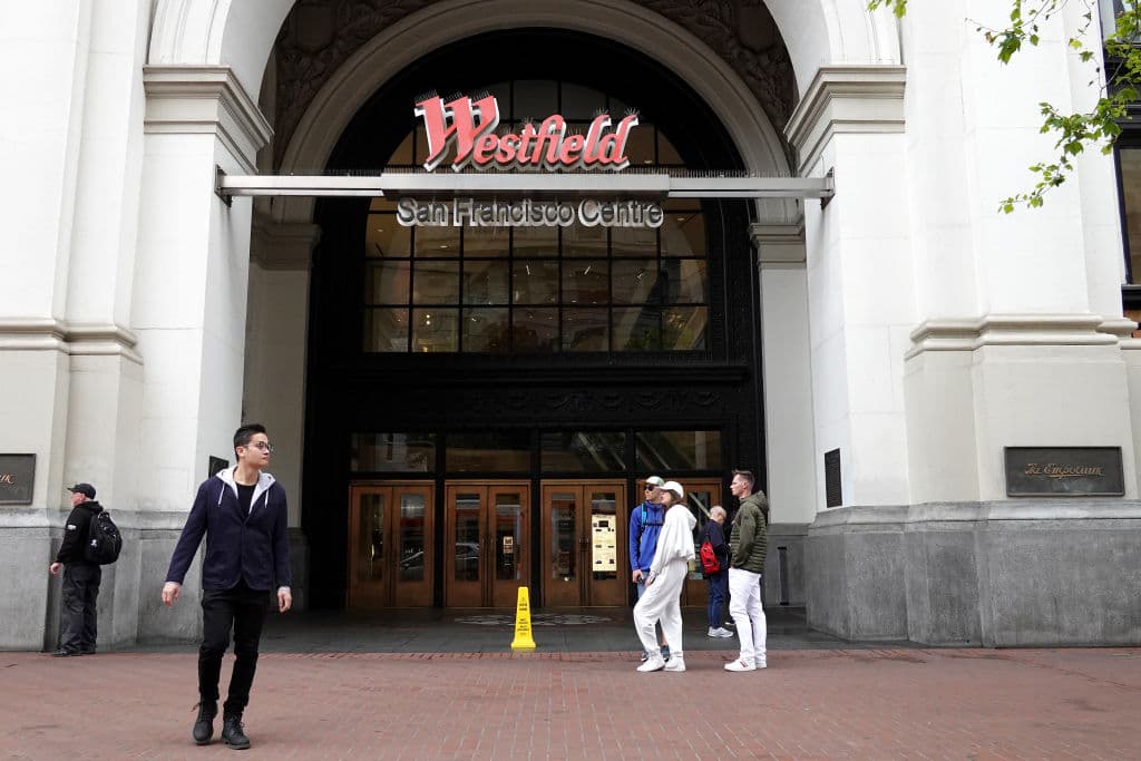 El centro de San Francisco tenía, hasta junio de 2023, aproximadamente 18.4 millones de pies cuadrados de bienes inmuebles disponibles. En la imagen, una tienda Westfield de San Francisco que permanece cerrada.