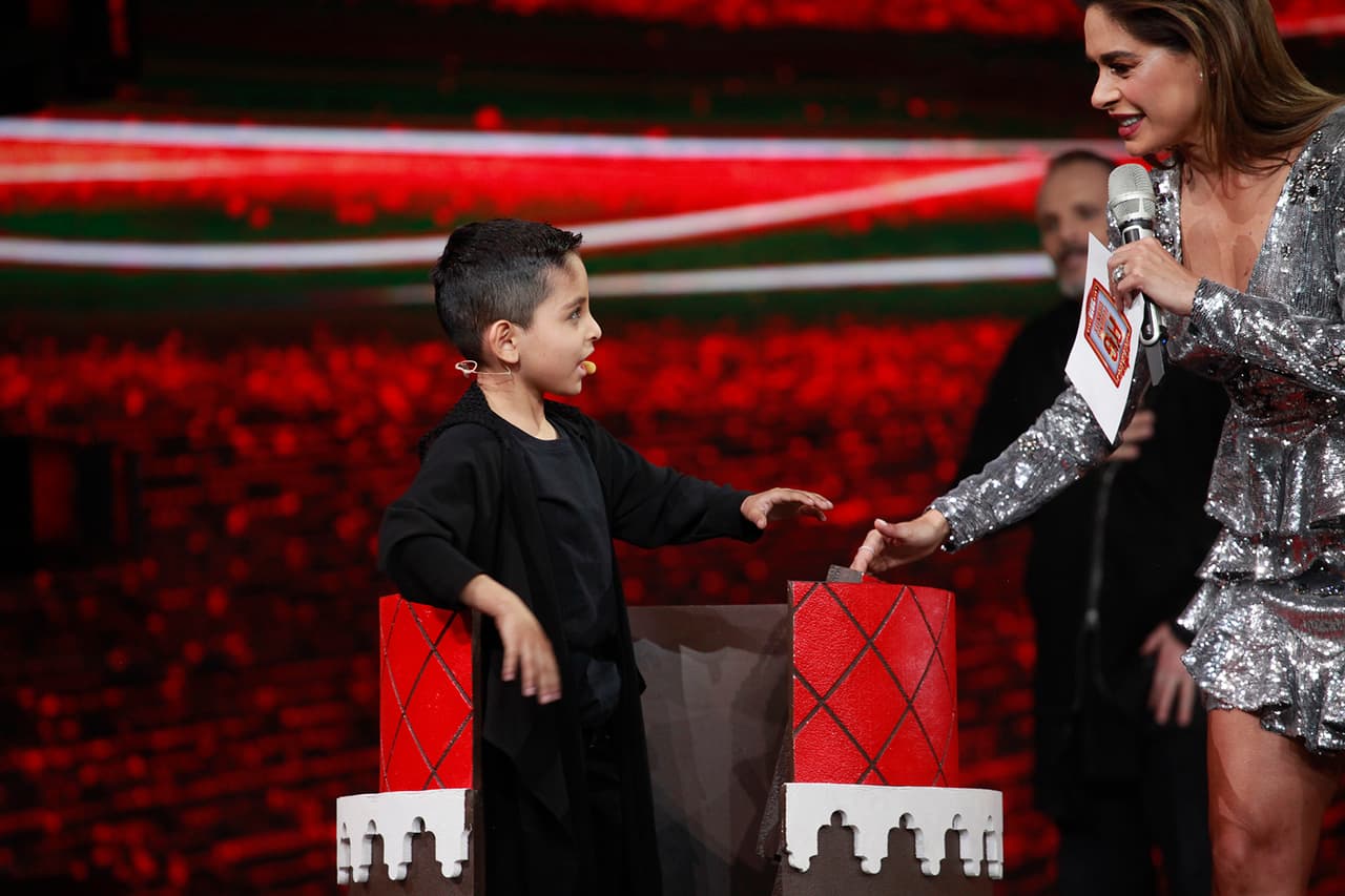 La versión miniatura del intérprete de 'Amante bandido' llegó usando vestuario igual a él.