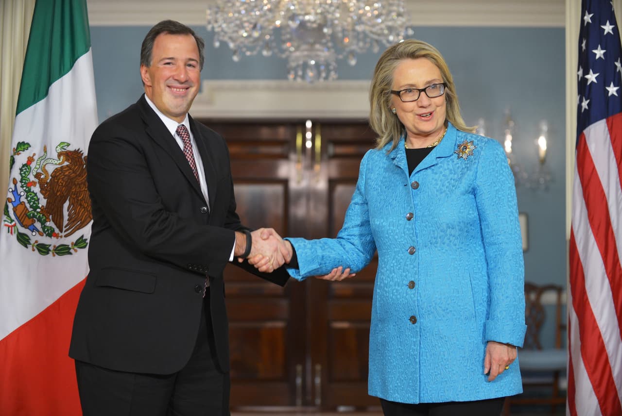 Meade participó el gobierno de Felipe Calderón (PAN) como Secretario de Energía y Secretario de Hacienda. Después formó parte del gabinete de Enrique Peña Nieto (PRI) en las secretarías de Relaciones Exteriores, Desarrollo Social y Hacienda. En la fotografía junto a Hillary Clinton, entonces Secretaria de Estado de EEUU, en un encuentro en Washington en 2013.