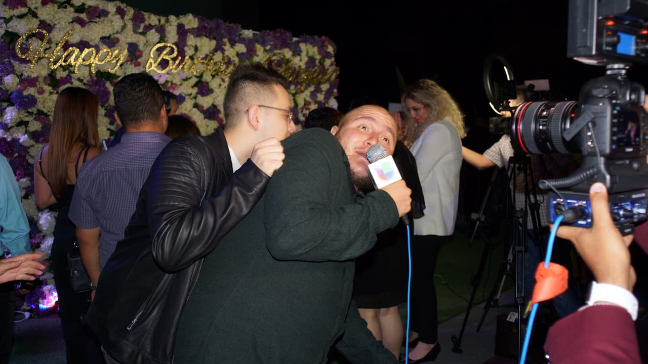 Y por último tocó el turno de Michael Marin que estaba por desearle un feliz cumpleaños a Chiquis hasta que fue interrumpido por Johnny.