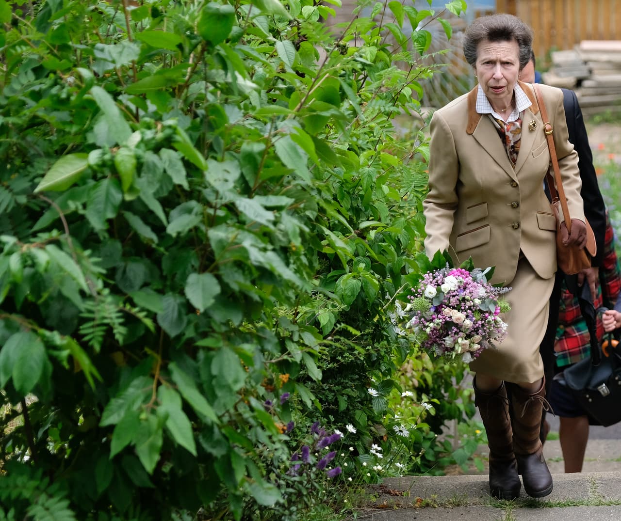 La princesa ha estado casada en dos ocasiones: con Mark Phillips, con quien tuvo a sus hijos Peter y Zara. El mismo año de su divorcio, se casó con Timothy Laurence. Tiene cuatro nietos.