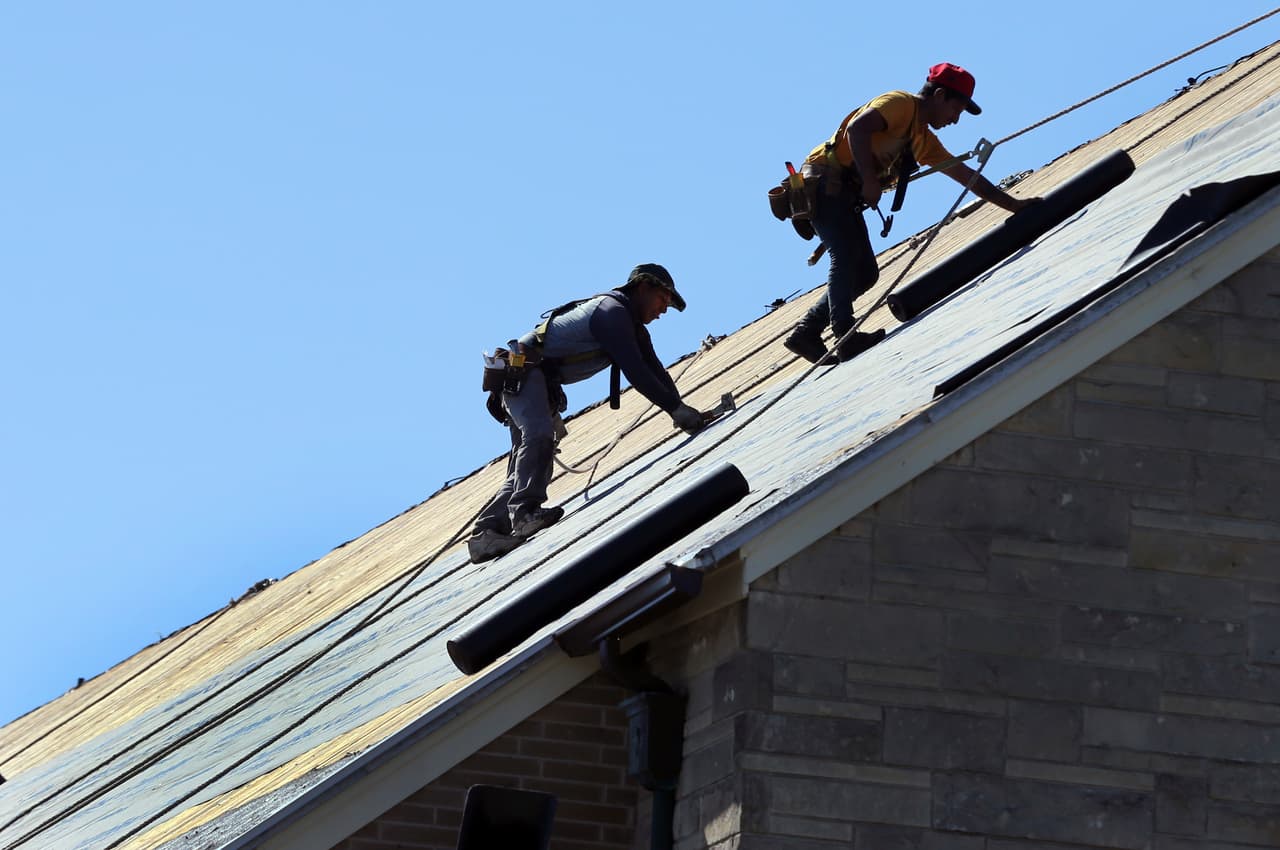 <b>Puesto 4. Techadores.</b> Resbalones, pérdidas de equilibrio o un paso en el falso pueden ser fatales para estos trabajadores. En 2017 hubo 91 muertes en EEUU y la tasa de mortalidad es de 45,2 por cada 100,000.