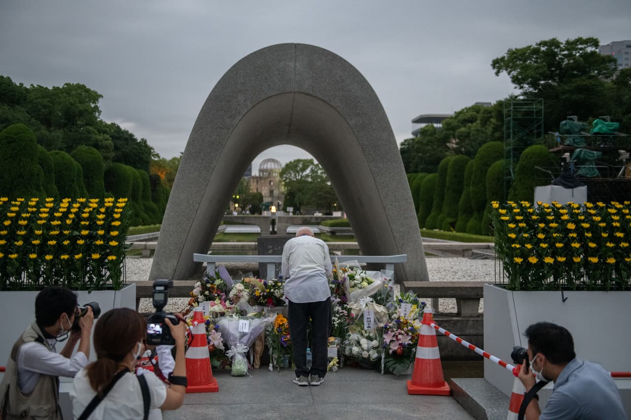 En una ceremonia que se redujo significativamente debido al
<a href="https://www.univision.com/temas/coronavirus">coronavirus</a>, Japón conmemoró el 75 aniversario de la primera bomba atómica lanzada por Estados Unidos en Hiroshima el 6 de agosto de 1945, que mató a unas 140,000 personas en esta ciudad portuaria. Muchas víctimas murieron en el acto, y muchas otras como consecuencia de las heridas o de la radiación durante las semanas y meses siguientes. Tres días después, Estados Unidos arrojó una segunda bomba atómica sobre Nagasaki que puso fin a la Segunda Guerra Mundial.
<br>
<br>Un hombre reza en el Cenotafio Conmemorativo de las Víctimas de Hiroshima antes de la ceremonia, este jueves 6 de agosto (hora local) en Hiroshima, Japón.
<br>