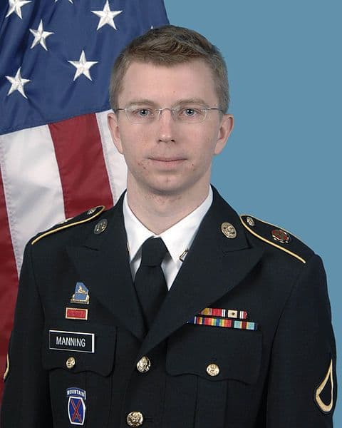 Bradley Manning. Es un soldado del Ejército de Estados Unidos que entregó a Wikileaks 700,000 informes reservados del Departamento de Estados. Detenido desde el 2010, acusado de 22 ofensas, se declaró culpable de algunas de estas, y se enfrenta a un juicio por las restantes y puede ser condenado a cadena perpetua.