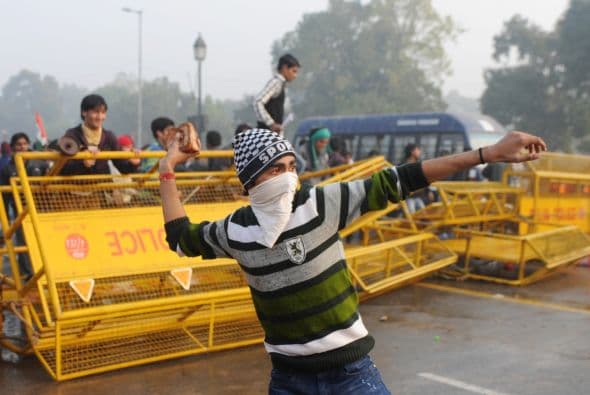 Los enfrentamientos se originaron cuando los manifestantes, con barras de acero y piedras, trataron de romper las barreras de la policía para dirigirse hacia el palacio presidencial, provocando la intervención policiaca.