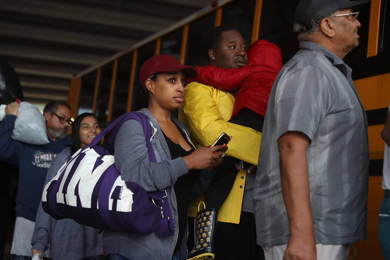 Algunos residentes de Texas tomaron autobuses para llegar a los refugios habilitados por el estado.