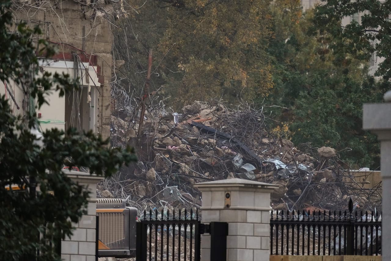 El 31 de julio,
<b>Trump había asegurado que el Ala Este permanecería intacta durante la construcción.</b> “No interferirá con el edificio actual. Estará cerca, pero sin tocarlo”, dijo entonces. Sin embargo, semanas después, el gobierno confirmó que la demolición completa era inevitable.