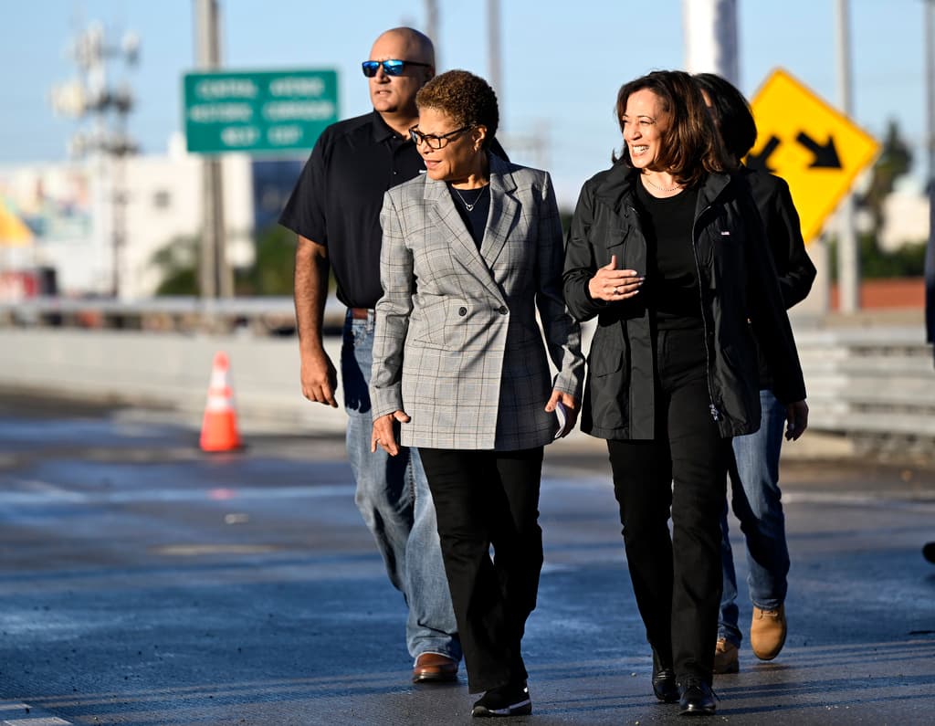 Karen Bass, alcaldesa de Los Ángeles, acompañó en un recorrido por las obras de reparación a la vicepresidenta de Estados Unidos.