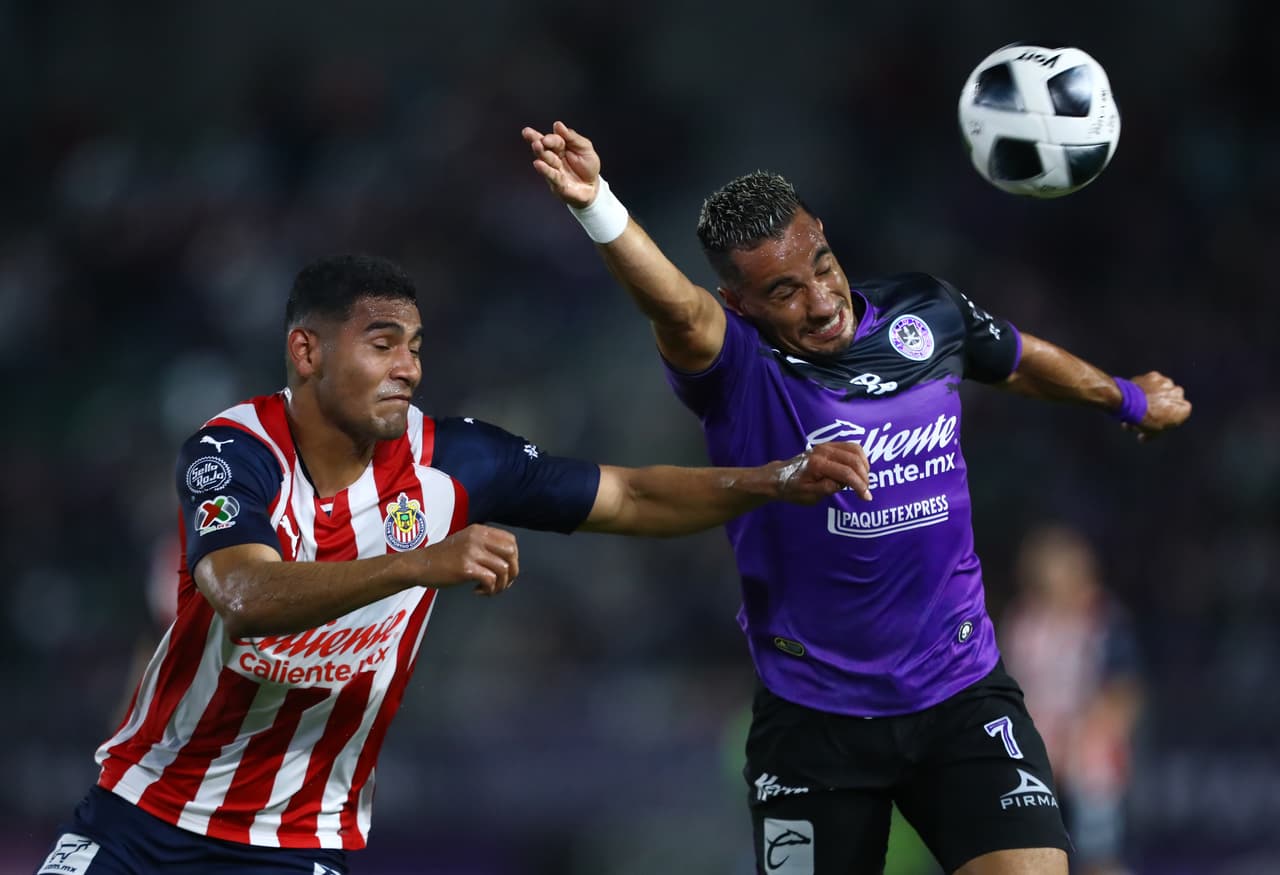 La primera parte fue muy disputada y ningún equipo logró imponer dominio. Los remates a portería fueron escasos y la polémica llegaría sobre la media hora.