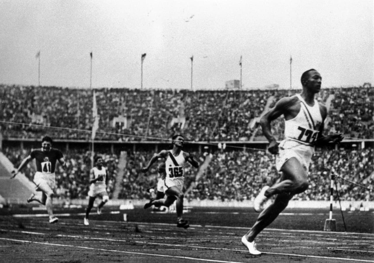 <b>El afroestadounidense que desafió a la Alemania de Hitler:</b>
<br>
<br>La estrella de la pista Jesse Owens ganó cuatro medallas de oro en Berlín 1936, durante el gobierno de Adolfo Hitler en la Alemania nazi.
<br>
<br>Hitler quería que las competencias mostraran lo que él creía que era la superioridad racial de los atletas arios blancos, pero
<a href="https://www.history.com/this-day-in-history/owens-wins-4th-gold-medal"><u>Owens simplemente pisoteó esa idea</u></a>.