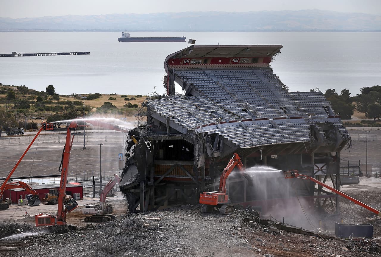 La demolición de la excasa de los Gigantes y los 49ers llegó a su fase final.