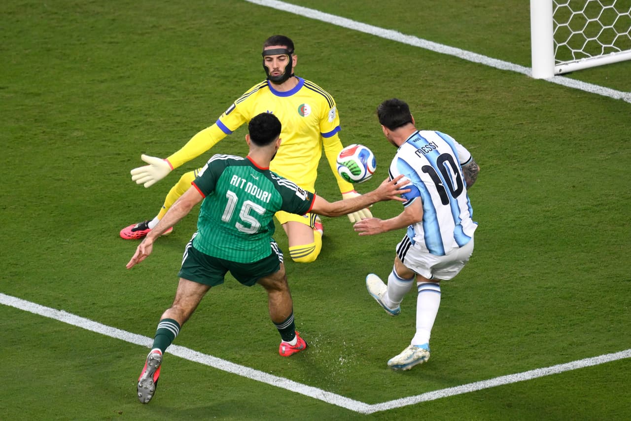 El argentino Lionel Messi (10) remata ante el portero de Argelia, Luca Zidane (23), durante el partido de fútbol del Grupo J de la Copa del Mundo entre Argentina y Argelia en Kansas City.