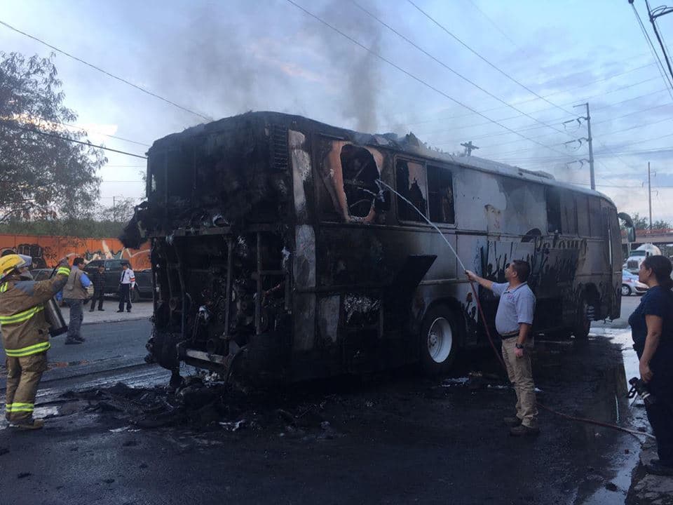 La oportuna intervención de los bomberos ayudó a que las llamas no llegaran hasta el tanque de la gasolina que se encuentra enfrente de la unidad.