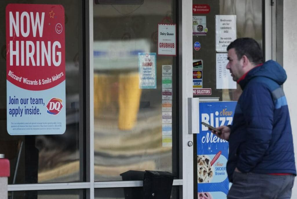 La creación de empleos en EEUU se modera un poco en marzo, pero su ritmo todavía es fuerte y puede complicar a la Fed