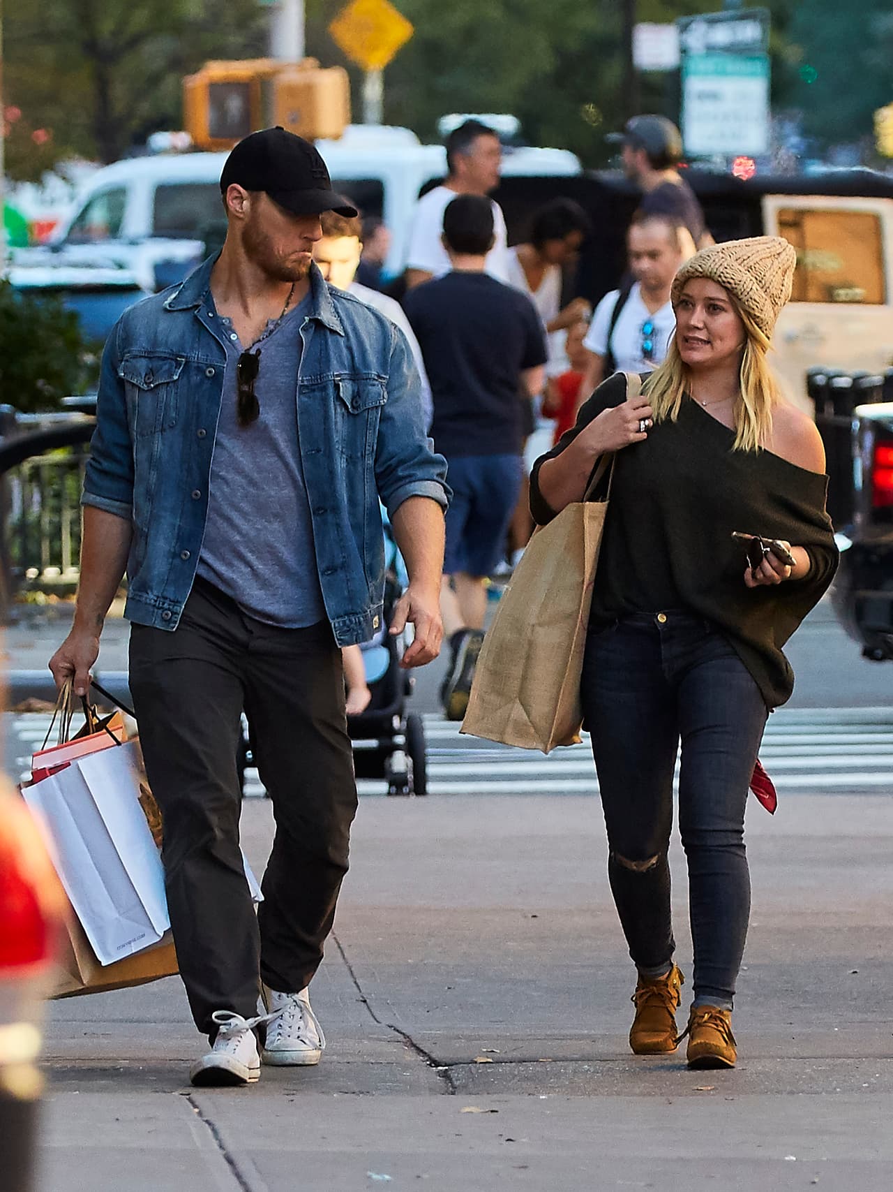 Tal vez Hilary quiere mantener en privado su romance por el bienestar de su hijo, Luca.