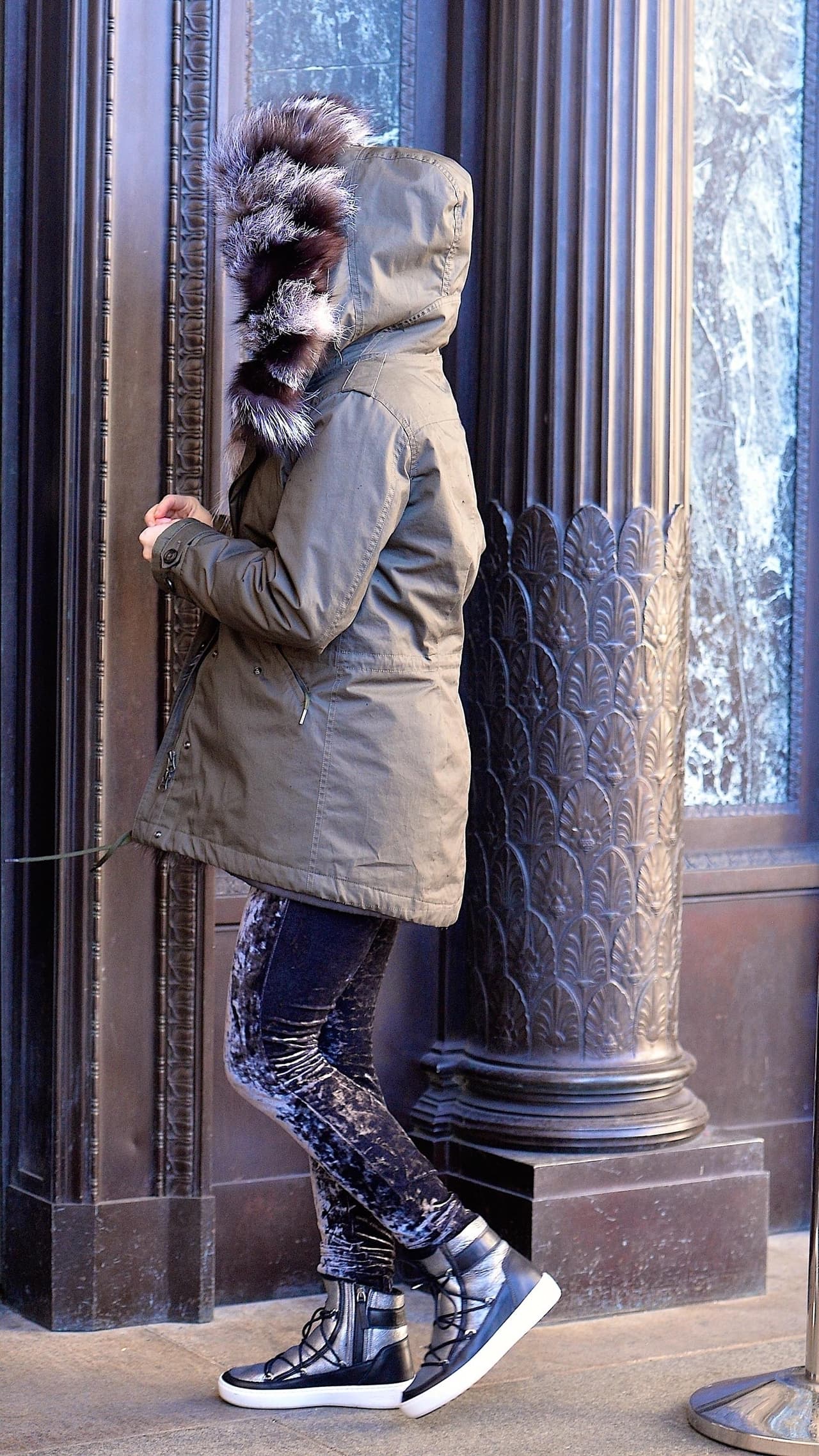 El 28 de diciembre el clima de Nueva York cambió al entrar un frente frío que provocó bajas temperaturas y obligó a la cantante colombiana de 40 años a abrigarse y cubrirse la cara.