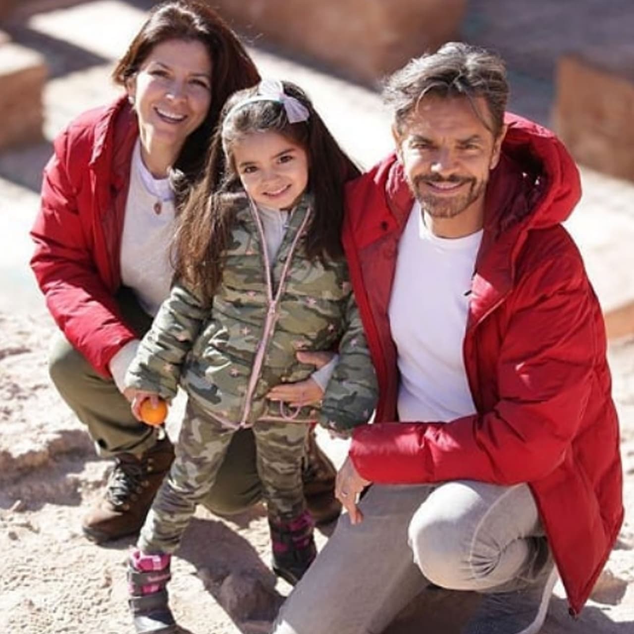 Recientemente la actriz y cantante utilizó su canal de Youtube para hablar sobre las situaciones con las que debe lidiar ante los ‘berrinches públicos’ de su hija Aitana y la postura de Eugenio Derbez ante ellos. 
<br>