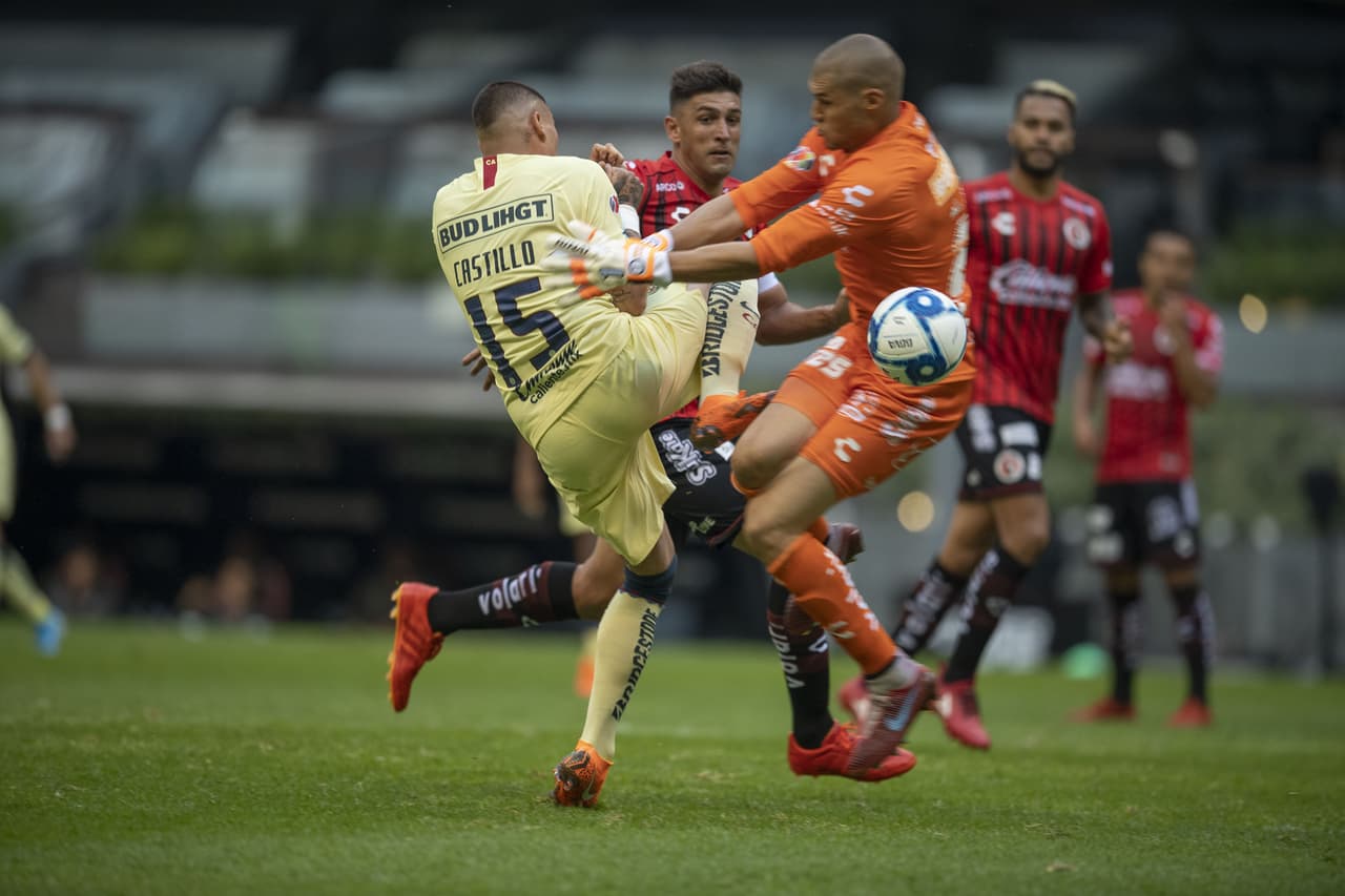 Para la jornada 3 llegó el infortunio ya que en un fuerte choque con el portero de Xolos Gibrán Lajud, Nico sufrió una fractura de peroné que lo dejó fuera de las canchas durante 10 jornadas.
