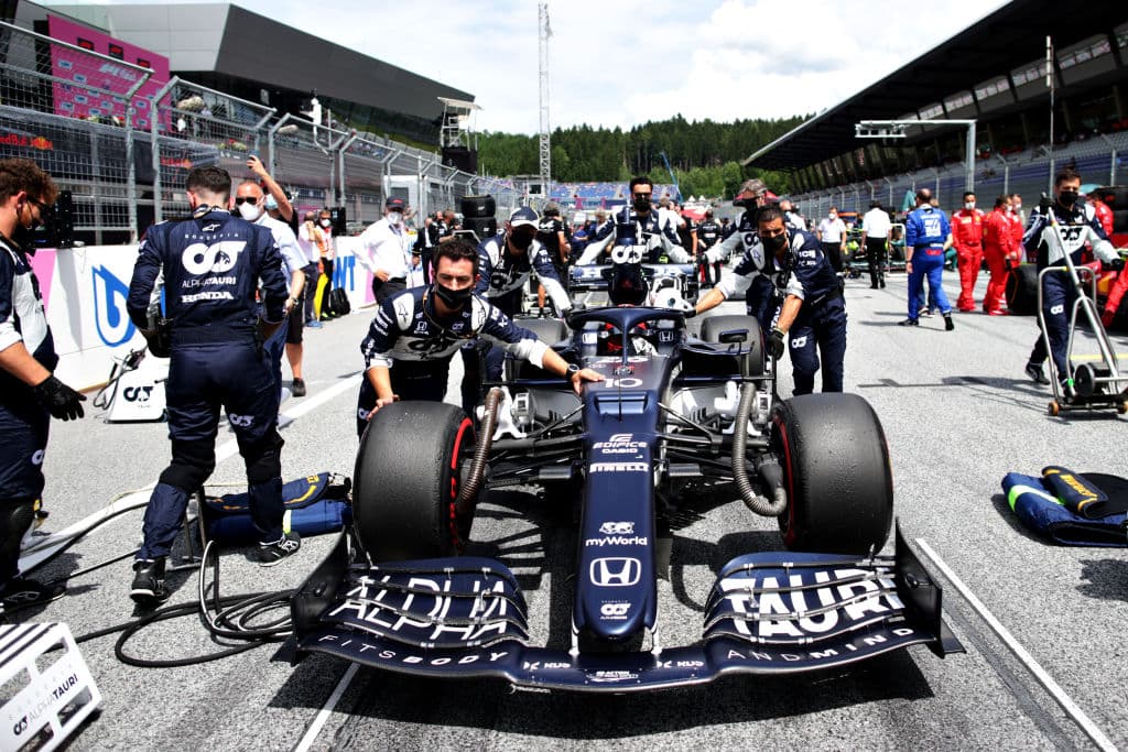 Max Verstappen se lleva el Gran Premio de Estiria en la Formula 1. El piloto neerlandés es número uno en el ranking de pilotos dejando muy atrás a Lewis Hamilton, quien quedó segundo; Bottas se queda con la tercera plaza. El mexicano Sergio Pérez no logra subir esta vez al podio, sin embargo sigue produciendo grandes resultados para Red Bull.