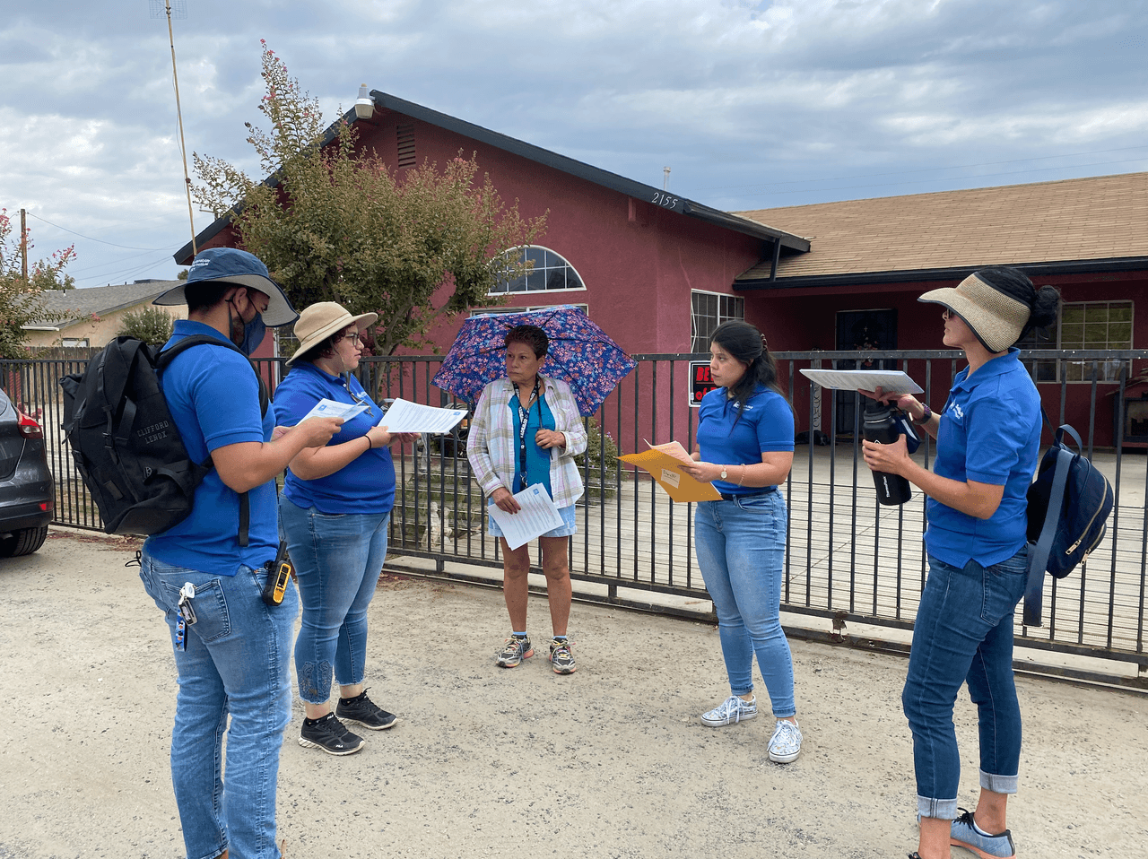 Representantes de la organización Self-Help Enterprises visitaron a las familias para darles a conocer la situación en la que se encuentran los
<a href="https://www.univision.com/fresno/kftv/pozos-que-se-estan-secando-video">pozos</a> de la comunidad y para pedirles el ahorrar el consumo del 
<b>vital liquido</b> lo mejor posible. Una de las soluciones a corto plazo dicen será el 
<b>proveer tanques de agua para la comunidad.</b>