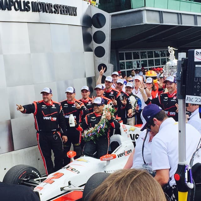 Aquí el momento en el que Montoya fue recibido como el ganador de la carrera.