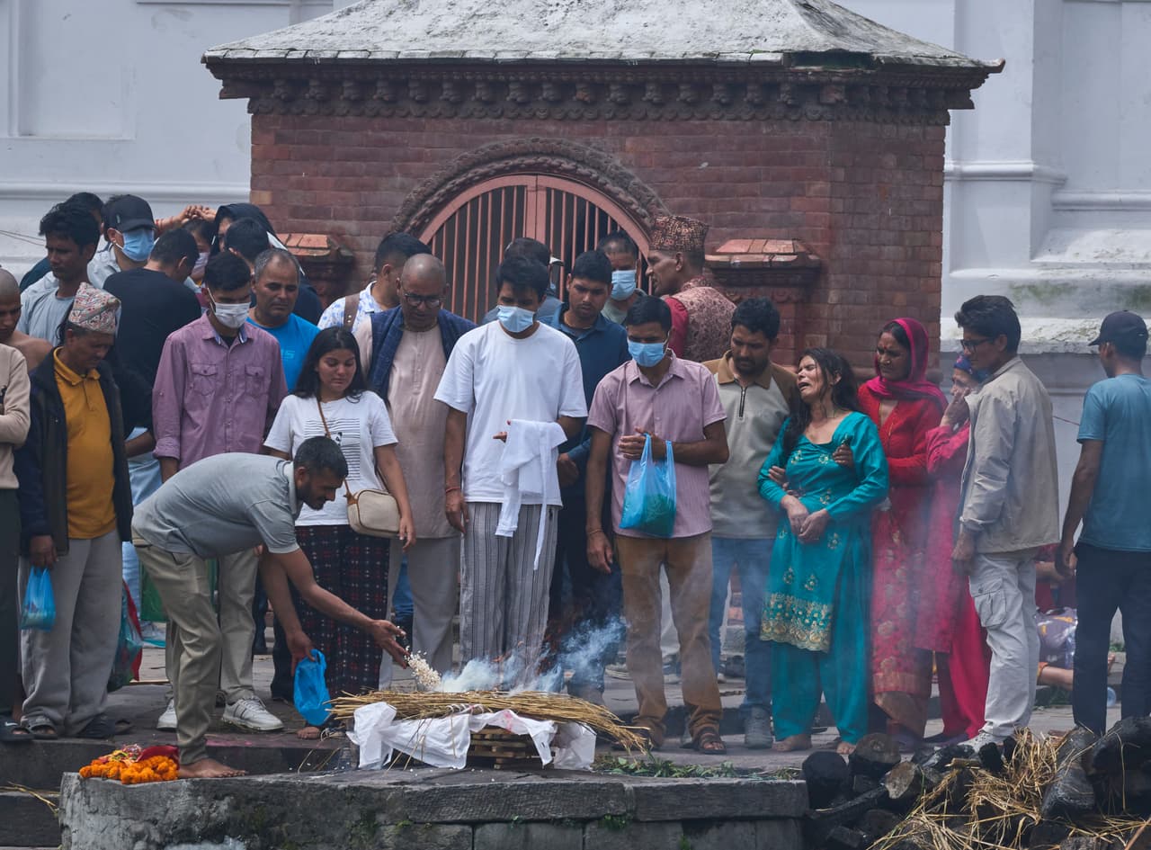 La esposa de Bishi Pandey, desaparecido tras las repentinas inundaciones, llora junto a su efigie durante un funeral simbólico a orillas del río Bagmati, cerca del templo de Pashupatinath en Katmandú, Nepal, el jueves 3 de septiembre de 2026.