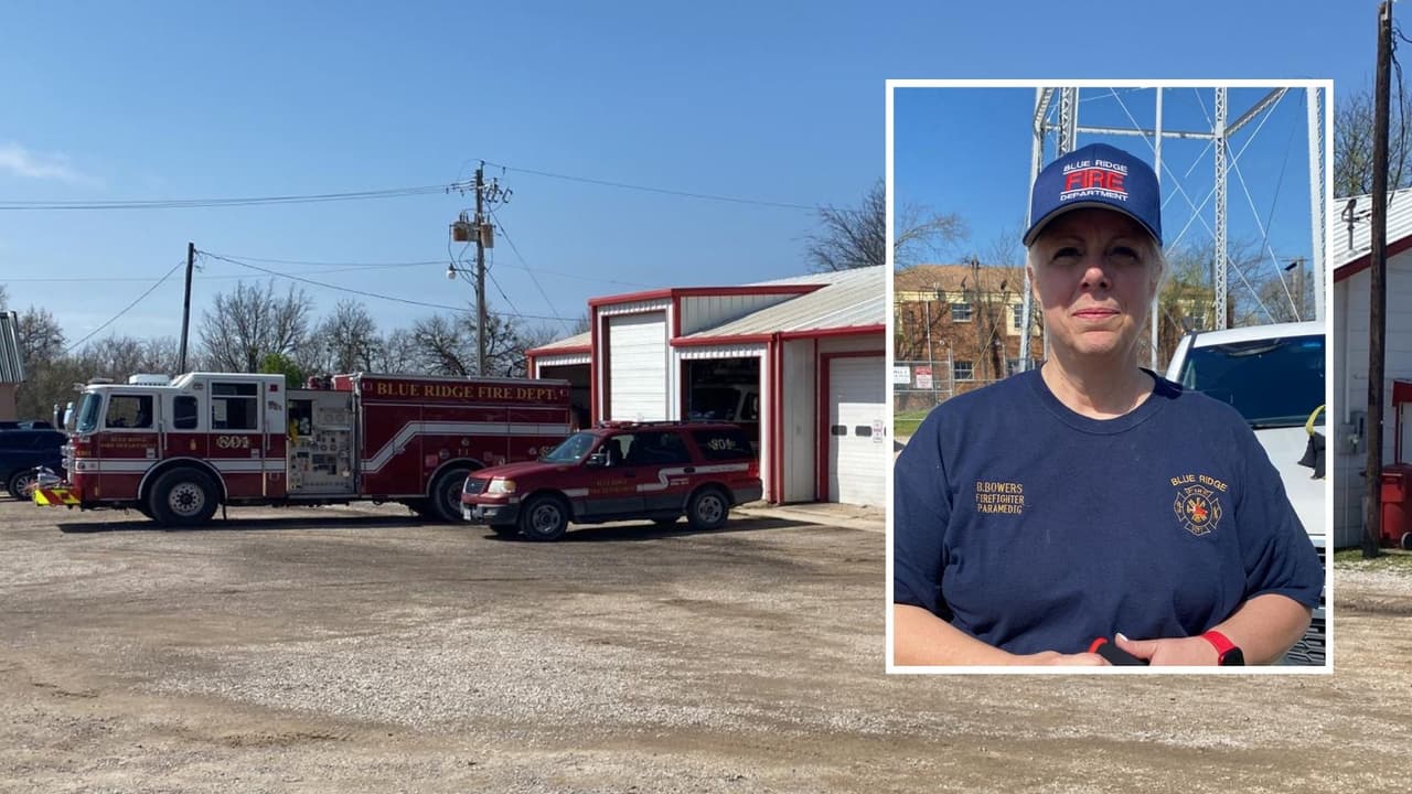 Al escuchar el viento y el techo derrumbándose, Bonnie Bowers, capitana bombera y paramédica del departamento,
<b>se refugió</b> junto con otros cinco bomberos más
<b>en un garage </b>que está frente a la estación.