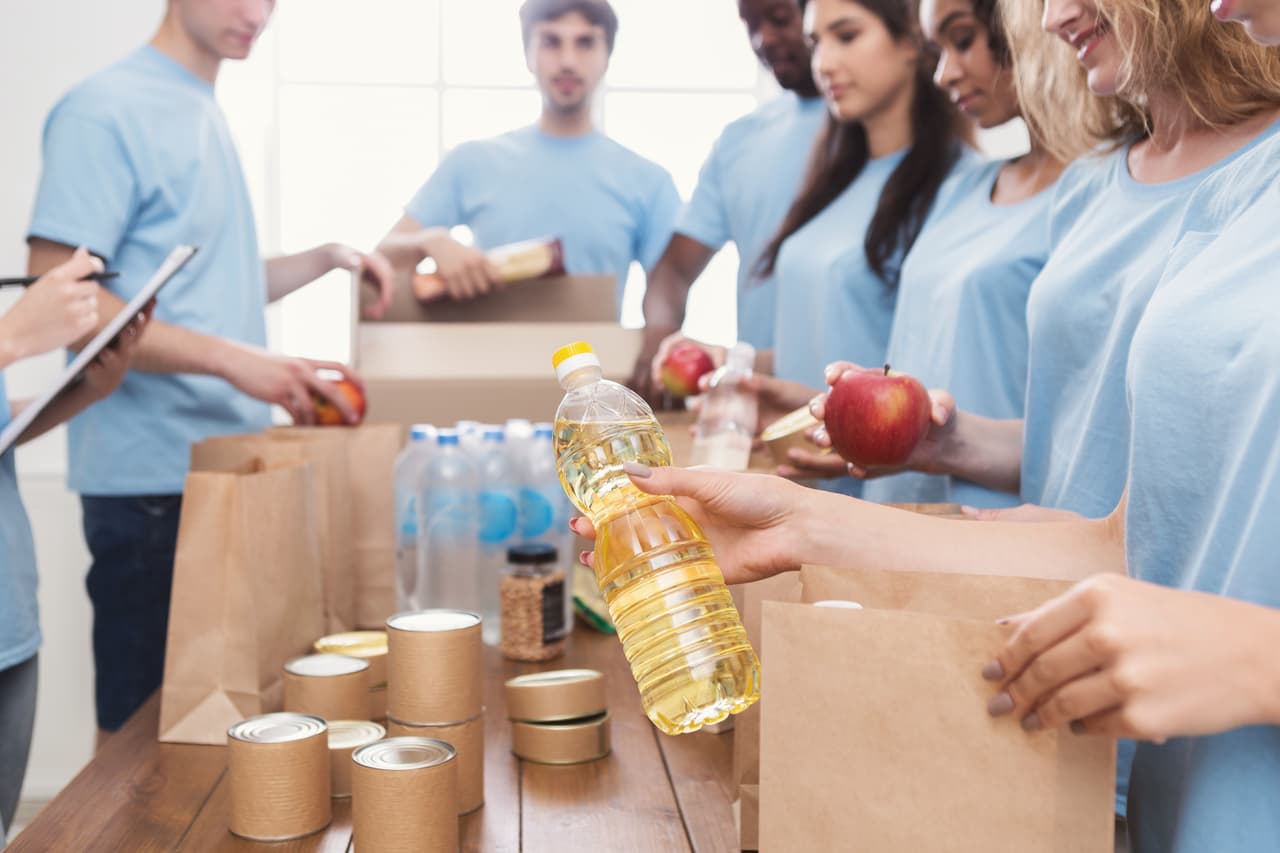 <b>Love My Neighbor Foundation - Turkey Day Giveaway</b>
<br> • Fecha: 24 de noviembre, de 12 p.m. a 5 p.m.
<br> • Lugar: Localización por confirmar en Los Ángeles.
<br> • Requisitos: Registro previo, limitado a un pavo por hogar. Se entregarán hasta 100 pavos crudos a familias de bajos ingresos, veteranos y personas mayores.
<br> • Más información: L
<a href="https://www.lovemyneighborfoundation.org/" target="_blank">ove My Neighbor Foundation</a>