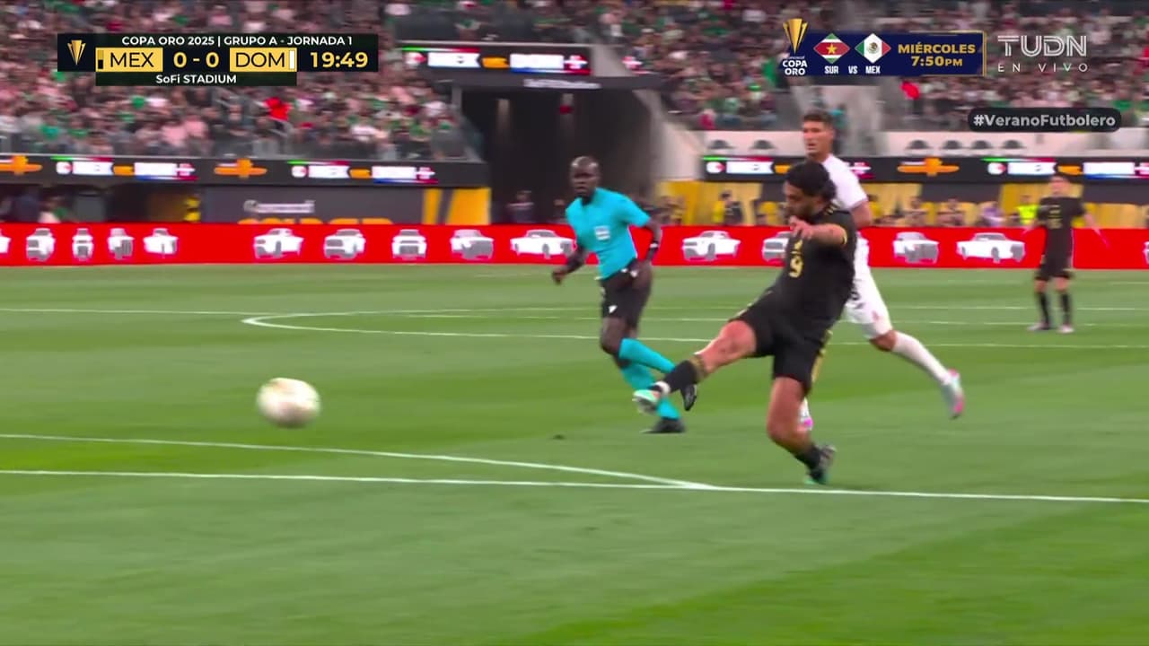 ¡La atajada del partido! Xavier Valdez le roba el gol a Raúl Jiménez