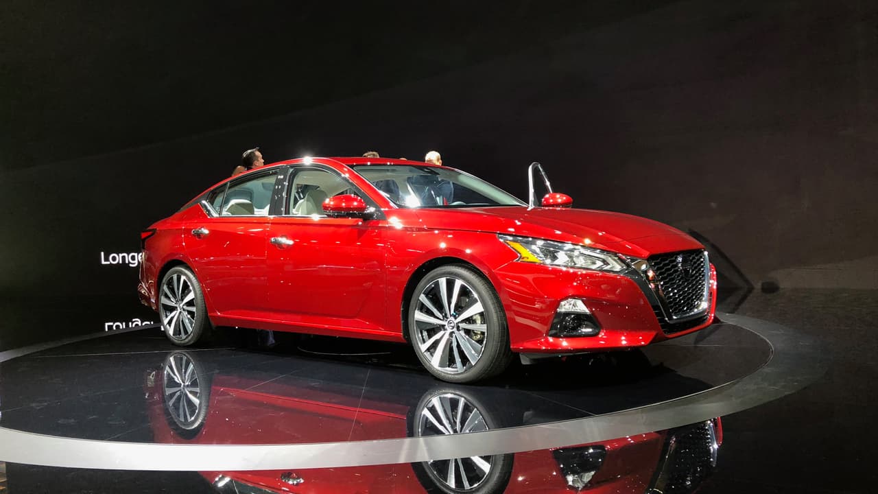 <h3 class="cms-h3-H3">Hmmm: Nissan Altima 2019</h3>
<br>
<br>Esta versión totalmente nueva del 
<b><a href="http://uni.vi/AQu01011c3u" target="_blank">Nissan Altima</a></b> no nos convenció totalmente desde el punto de vista de su estilo, que no muestra más una versión de menor tamaño del Maxima. Sin embargo mecánicamente es prometedor, con el mismo motor 4 cilindros de compresión variable de la
<b><a href="https://www.univision.com/noticias/infiniti/infiniti-qx50-2019-el-primer-coche-con-motor-de-compresion-variable-fotos" target="_blank"> Inifiniti QX50</a></b> y tracción integral disponible. Le deseamos suerte, la va a necesitar frente a la creciente indiferencia del público hacia los sedanes familiares.
