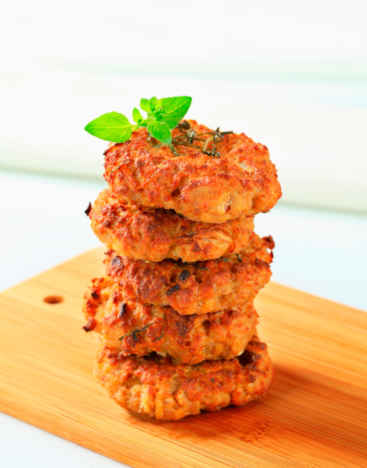 Albóndigas. Usa la misma receta de las hamburgesas, pero forma bolitas, pásalas por huevo batido y pan rallado, y fríelas. Puedes añadirlas a una salsa de tomate básica, para acompañar ‘spaghetti‘, o servirlas con puré de papa.