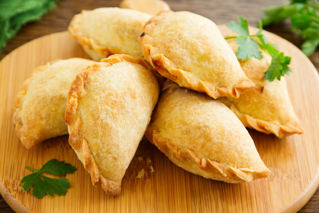 Empanadas de atún. Las empanadas son un platillo ideal para los niños, porque pueden tomarlas ellos mismos y comerlas con las manos, sin necesidad de usar cubiertos.