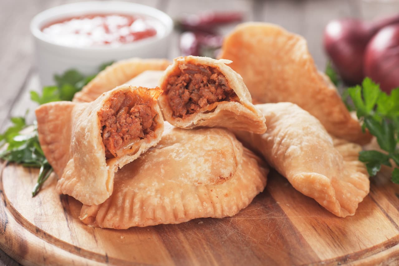 Rellena la masa de las empanadas (consíguela en las tiendas) y hornéalas a fuego medio hasta que se doren. ¡Una delicia!