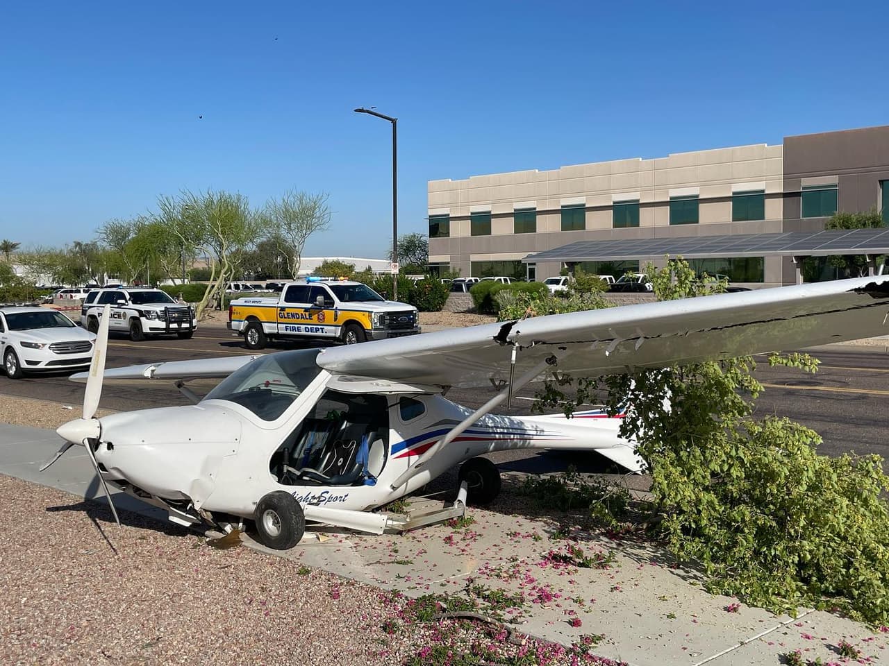 Las autoridades indicaron que se desconocen las causas exactas que motivaron el aterrizaje de emergencia.