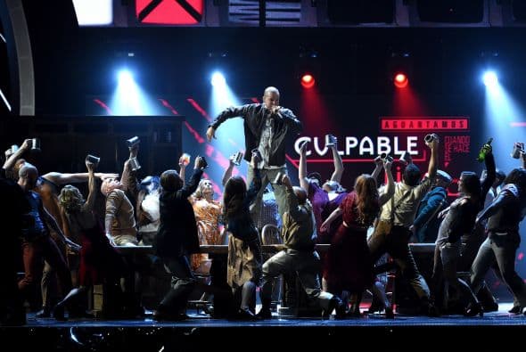 Este número estuvo inspirado en un bar irlandés, por lo que contó con la colaboración de varios actores de Broadway y tuvo elementos de la música irlandesa.