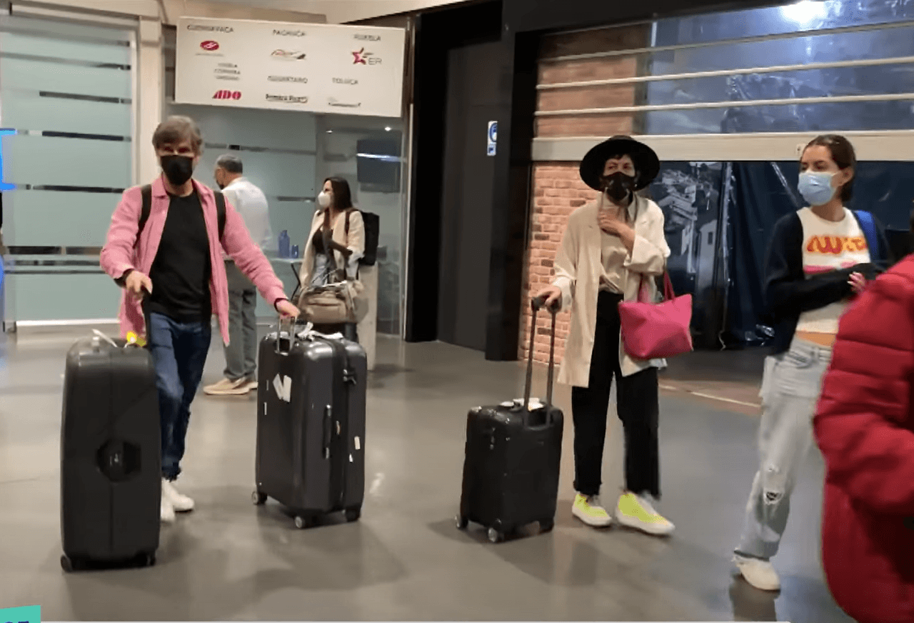 Humberto Zurita y Stephanie Salas llegaron juntos al aeropuerto de la Ciudad de México, la hija menor de la cantante los acompañaba.