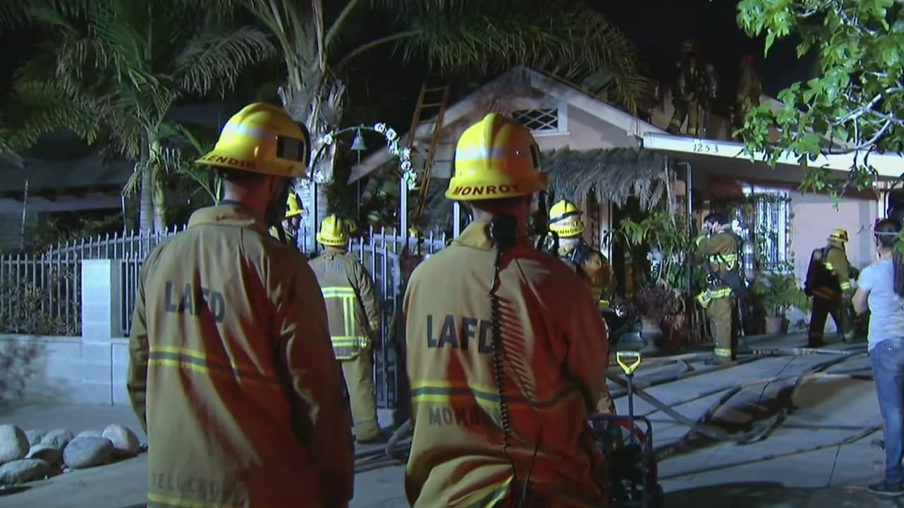 Más de 30 bomberos lograron controlar un incendio en una casa al sur de Los Ángeles