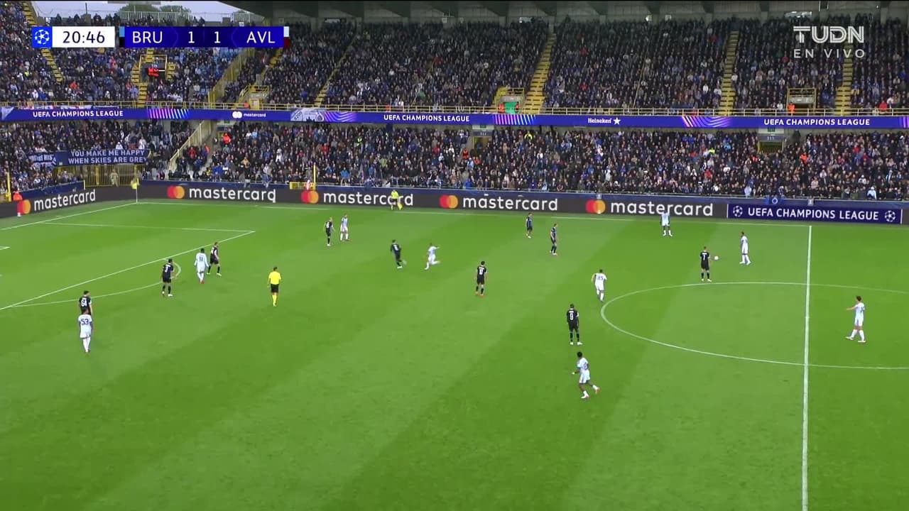¡GOL!  anota para Aston Villa. Emiliano Buendía