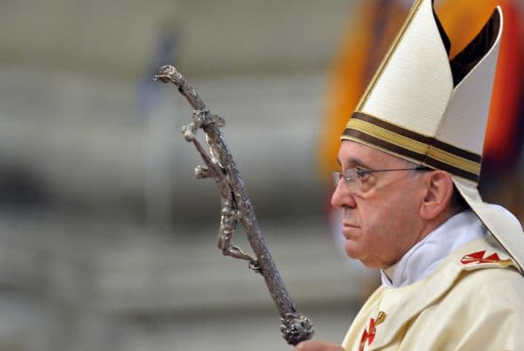 Precisamente, minutos antes de la celebración de esta plegaria dedicada a la Virgen, el obispo de Roma ordenó sacerdotes a trece diáconos de Roma.