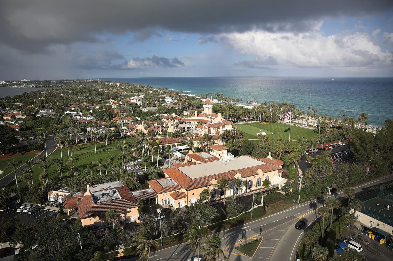 De acuerdo con el diario The Washington Post, el abogado del pueblo de Palm Beach estaría recomendando al consejo municipal que permita al expresidente vivir en Mar-a-Lago. 
<br>