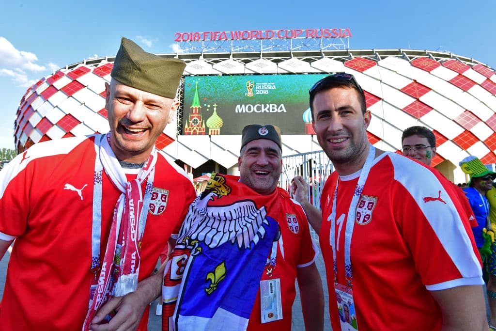 La colorido de Brasil y la fiesta de Serbia marcan dos estilos diferentes de sus hinchas y eso es algo que se refleja en medio del partido del grupo E del Mundial de Rusia 2018.